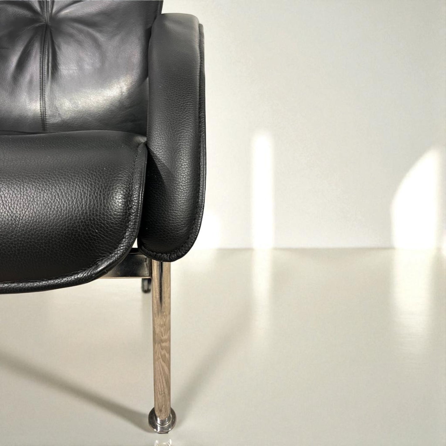 PENT BRUKT | Brunstad Delta Legend lenestol med krakk i svart