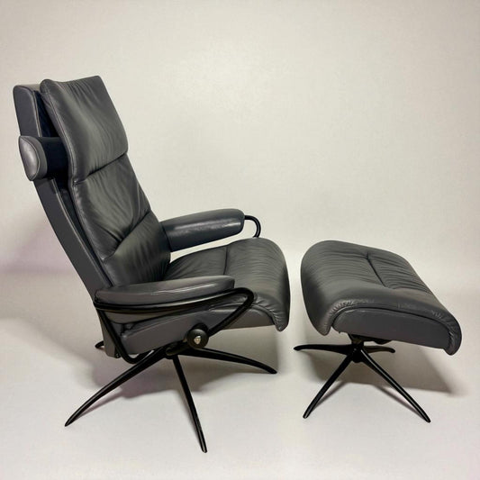 Unik Stressless Tokyo lenestol med krakk i ekte skinn