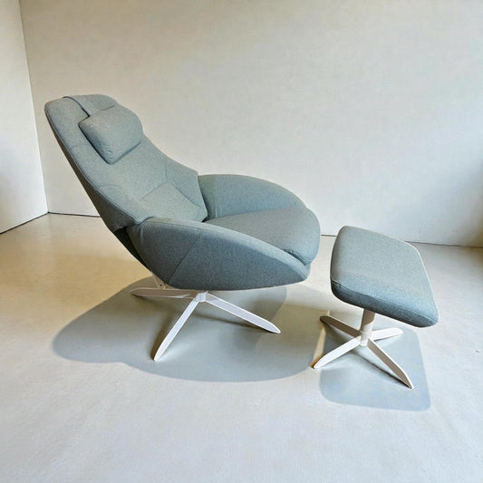 Bolia Saga Lenestol med Puff – Baby Blue | Ergonomisk & Nyrenset