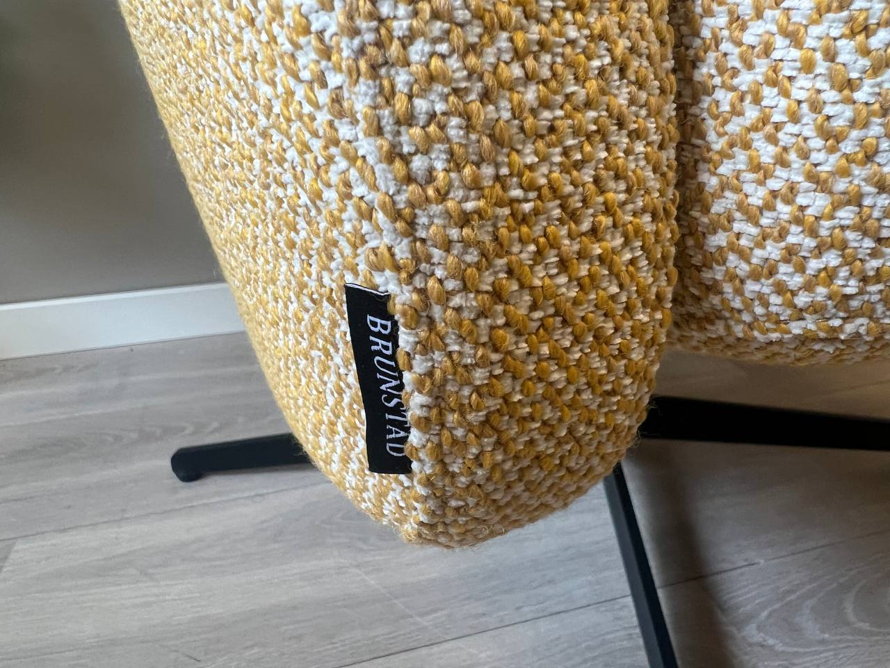 Brunstad Bella hvilestol m/krakk i gull tekstil