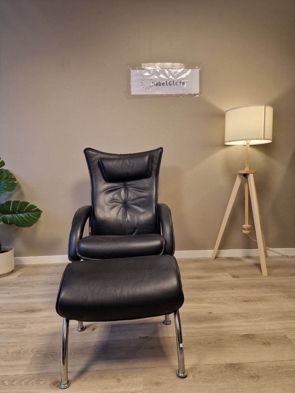 Brunstad Delta Legend lenestol m/krakk i svart