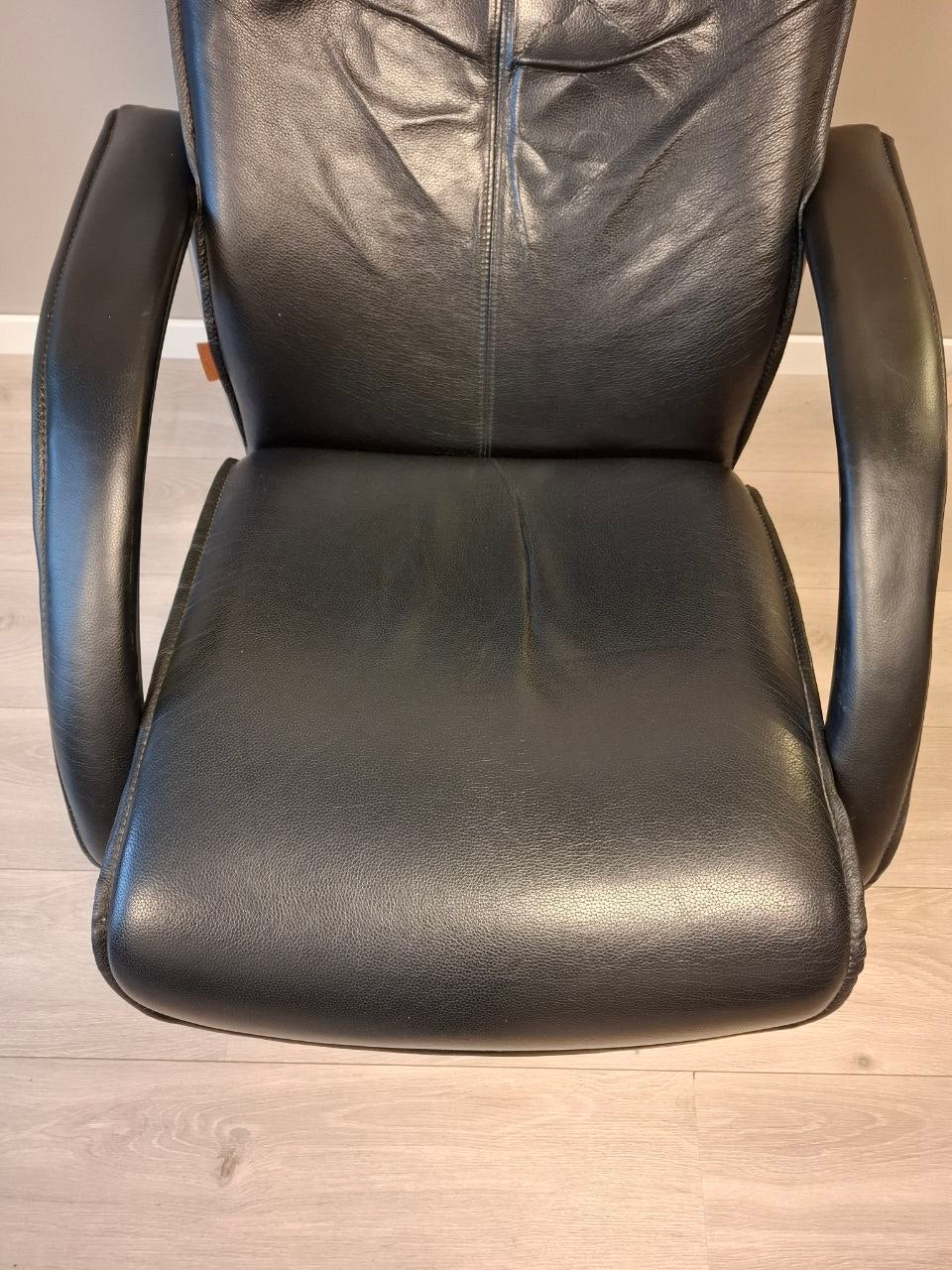 PENT BRUKT | Brunstad Delta Legend lenestol i svart