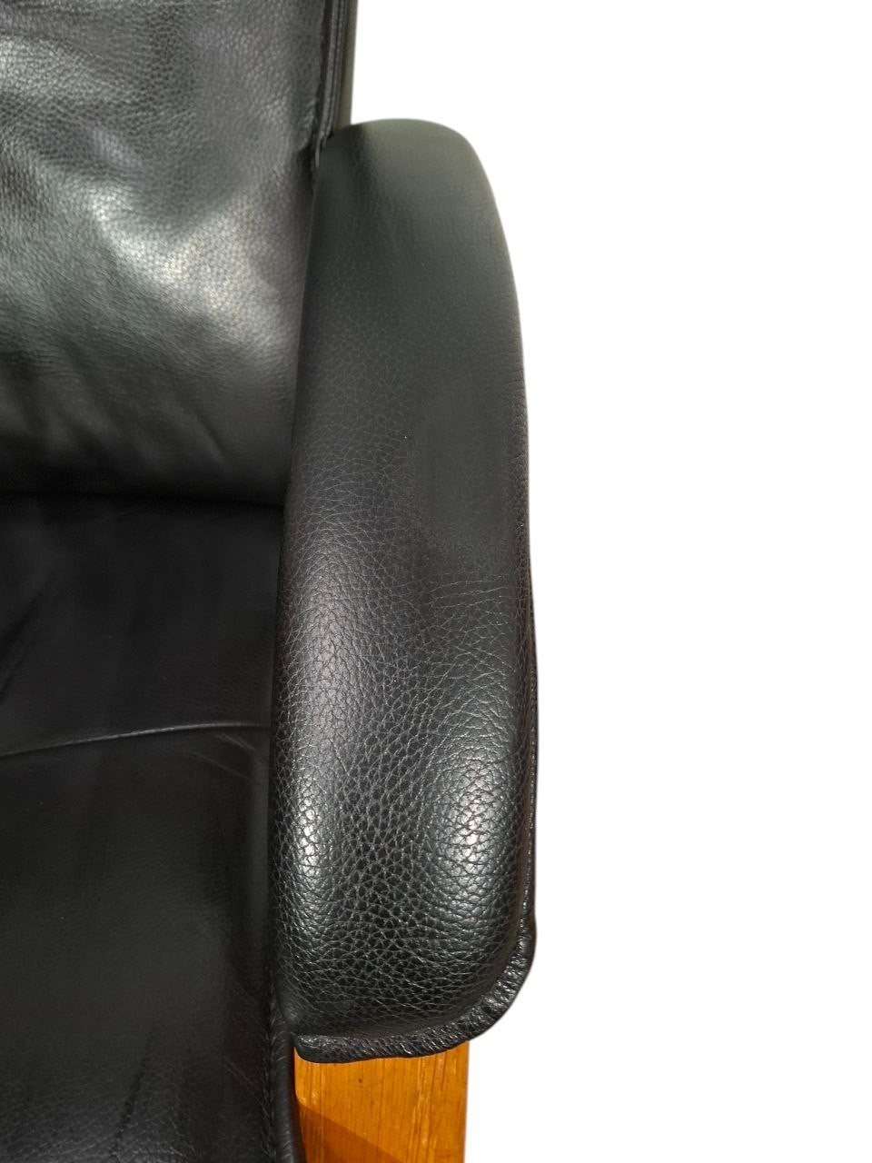 PENT BRUKT | Conform Easy lenestol med krakk i svart