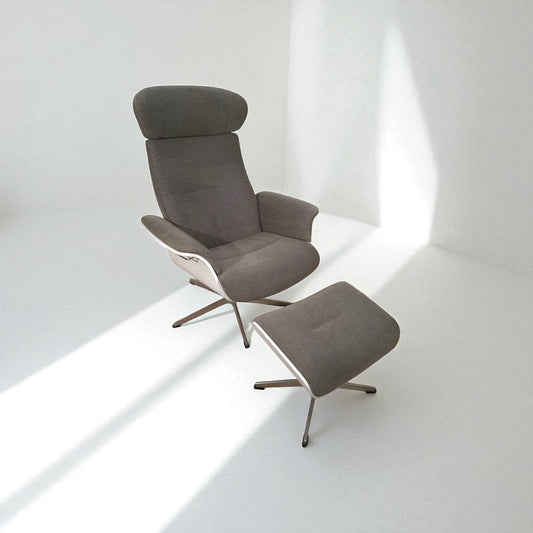 Conform Timeout hvilestol med krakk – Grå tekstil | MøbelGlede