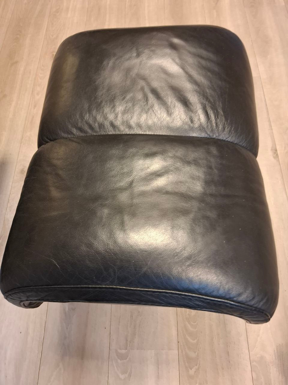PENT BRUKT | Ekornes Stressless Blues (M) lenestol med krakk i sort