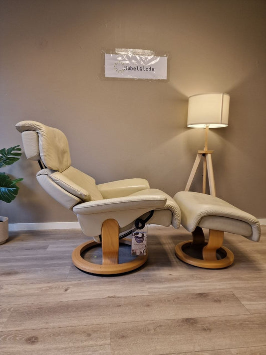 PENT BRUKT | Ekornes Stressless Capri (M) lenestol med krakk i offwhite