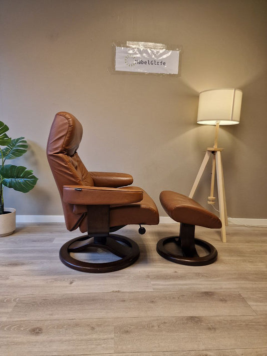 PENT BRUKT | Hjellgjerde fjords lenestol med krakk i cognac