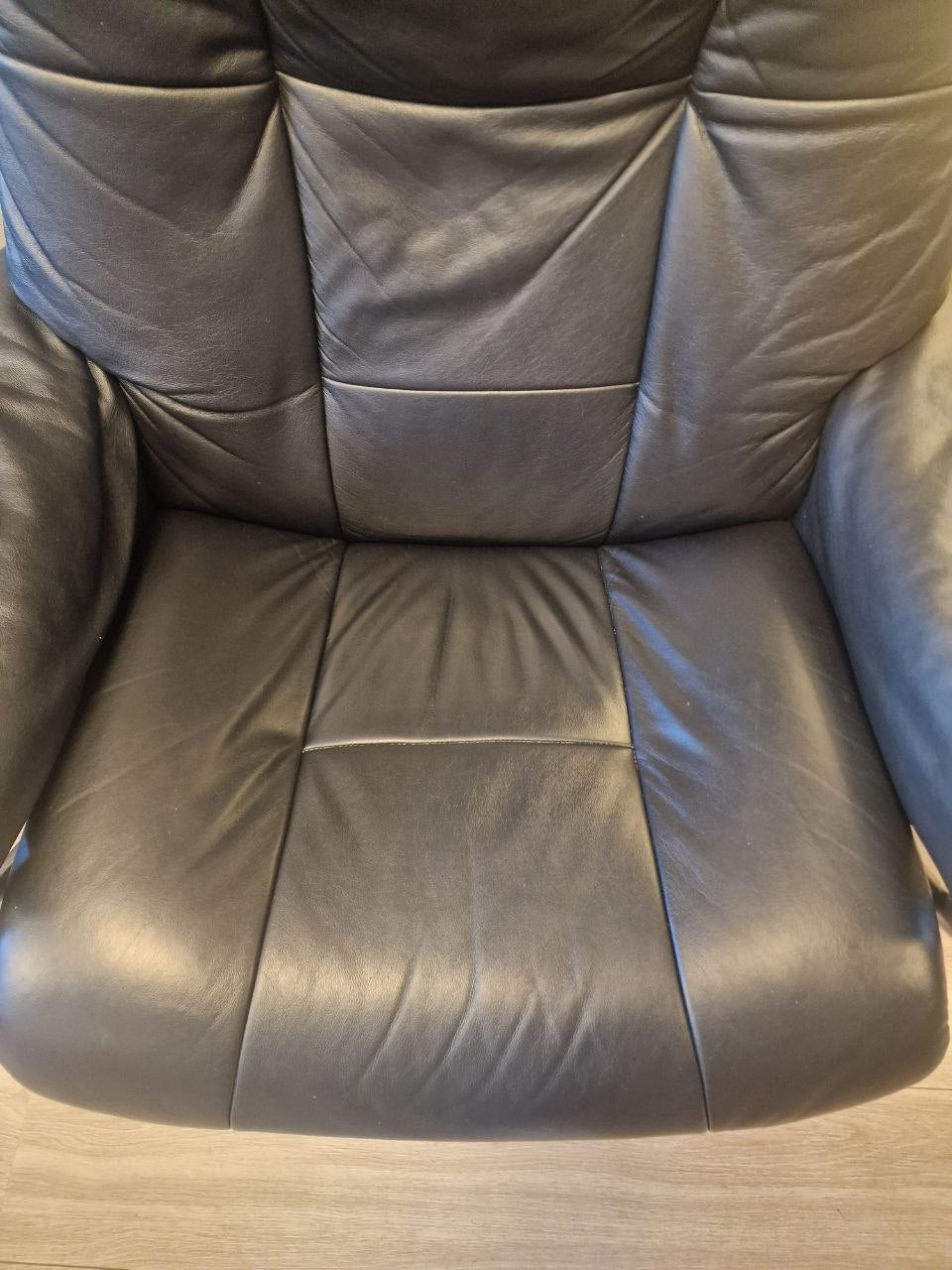 Stressless Mayfair (L) lenestol m/krakk i svart skinn