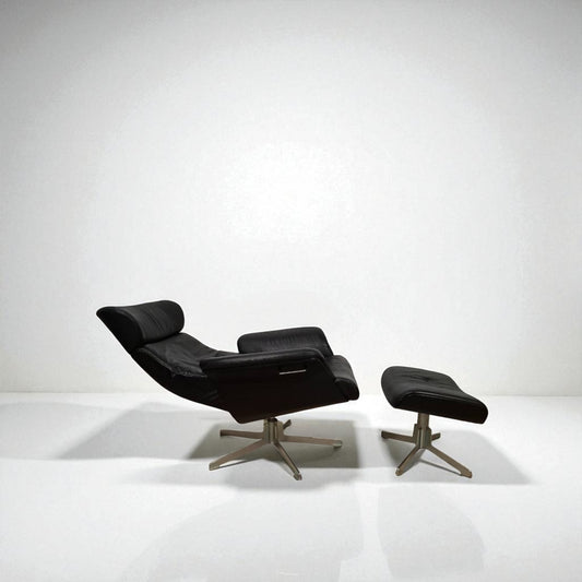 Conform Timeout hvilestol med krakk – sort skinn| MøbelGlede