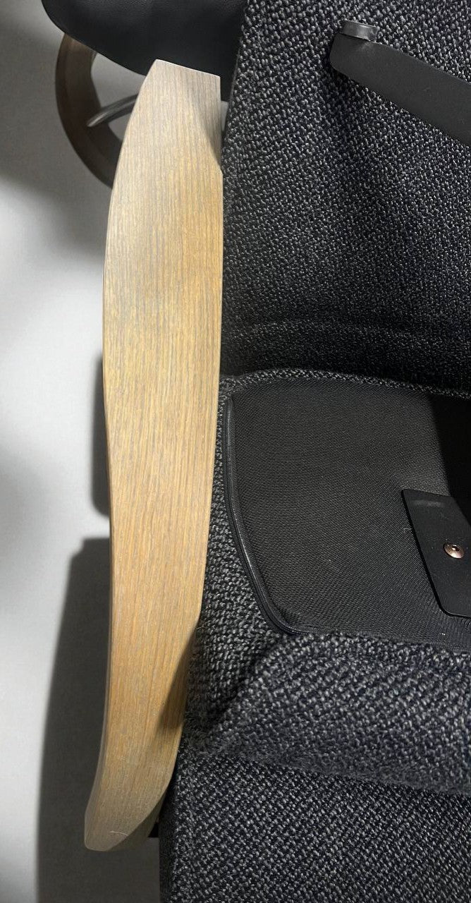 PENT BRUKT | Brunstad® Delta Motion Wood lenestol med krakk i grå