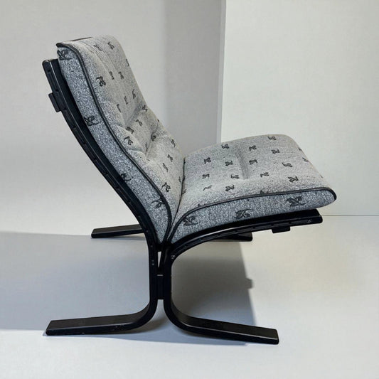 Vintage Siesta Lenestol – Grå tekstil svart treverk | MøbelGlede