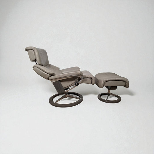 Stressless Capri lenestol med krakk – Signatur understell