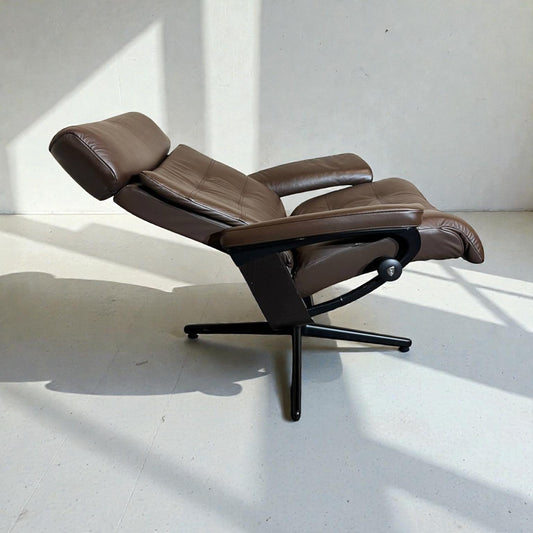 Stressless Erik lenestol med krakk i skinn – Høy Kvalitet | MøbelGlede