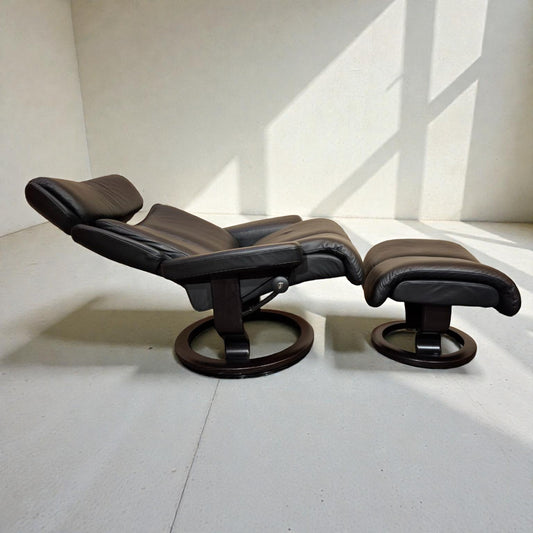 Stressless Magic lenestol L med krakk i svart skinn – topp stand | MøbelGlede