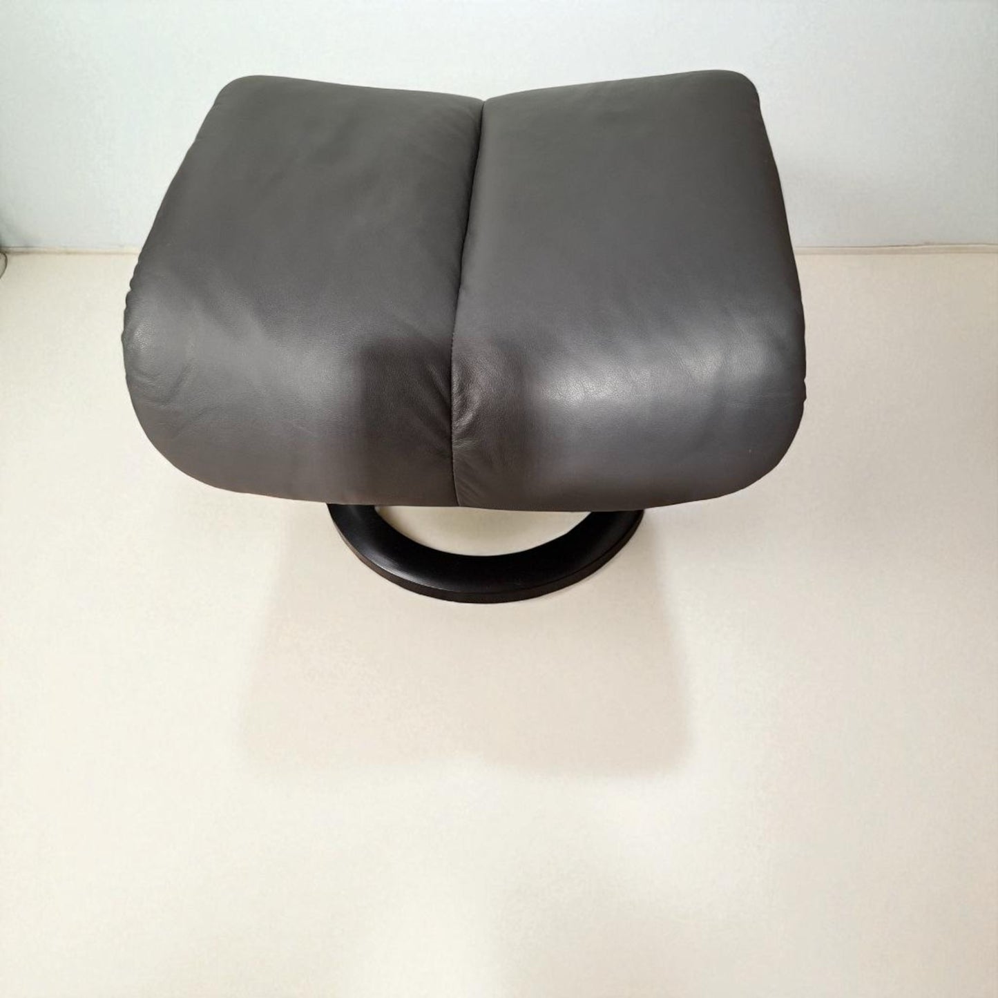 PENT BRUKT | Ekornes Stressless Magic (M) lenestol med krakk i grå