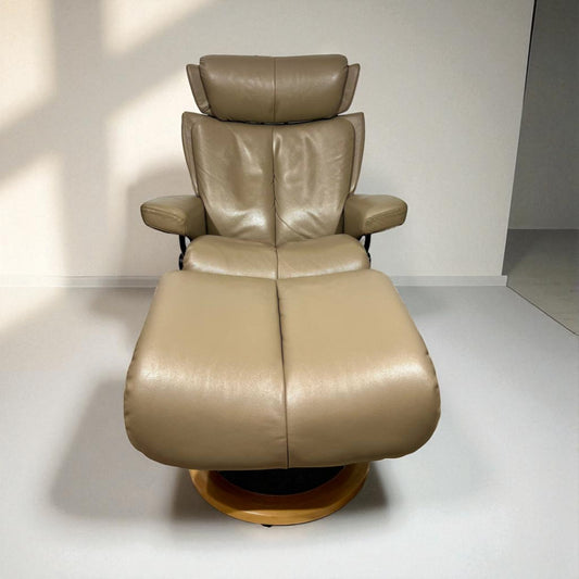 Stressless Magic M lenestol med krakk – Beige skinn | MøbelGlede