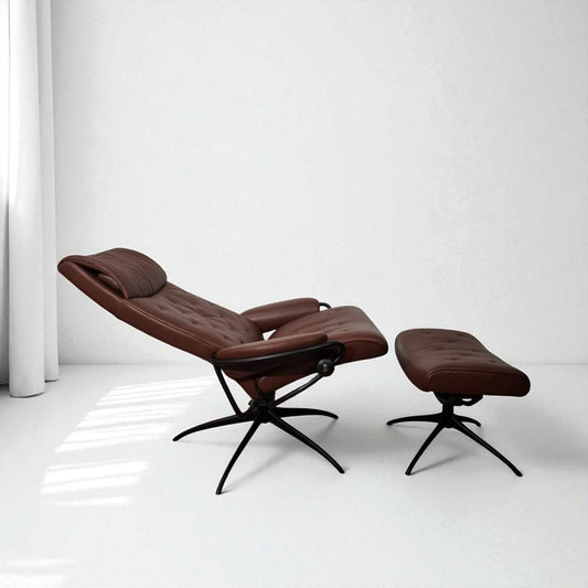 Stressless Metro Lenestol med Krakk – brun Skinn | MøbelGlede