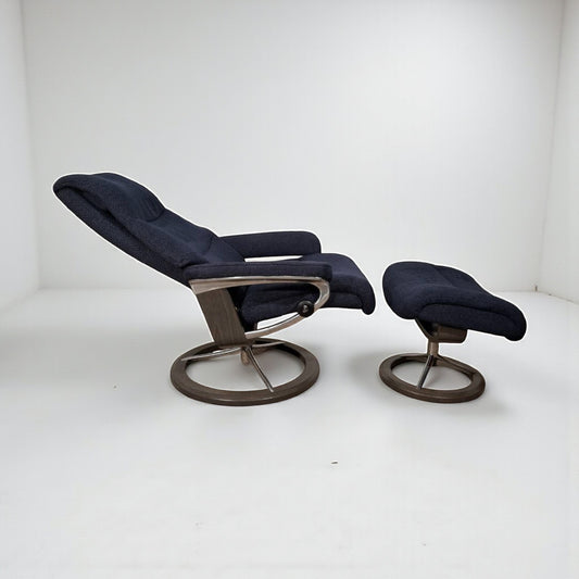 Stressless View lenestol med krakk – Mørk blå stoff | Ekornes Signatur