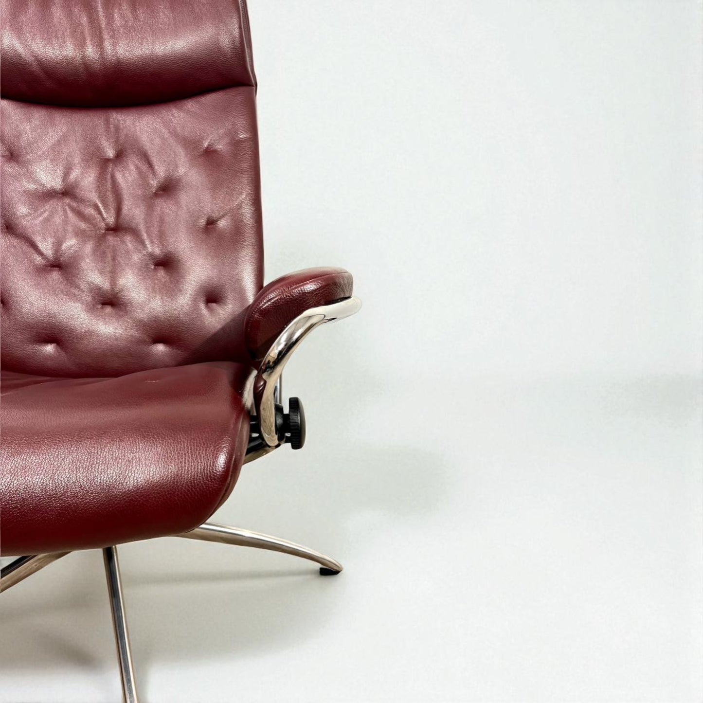 Stressless Metro Lenestol m/Krakk i Burgunder Skinn – Topp Kvalitet