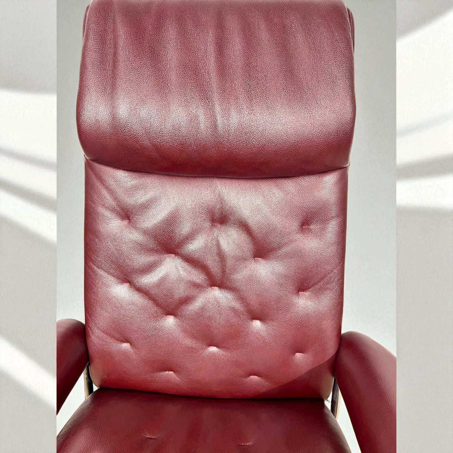 Stressless Metro Lenestol m/Krakk i Burgunder Skinn – Topp Kvalitet