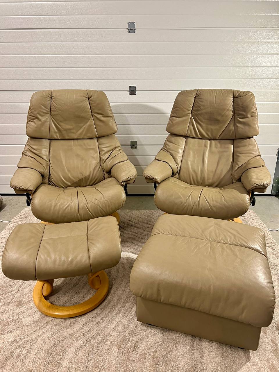 2stk Stressless Reno (L) med en fotskammel og en puff