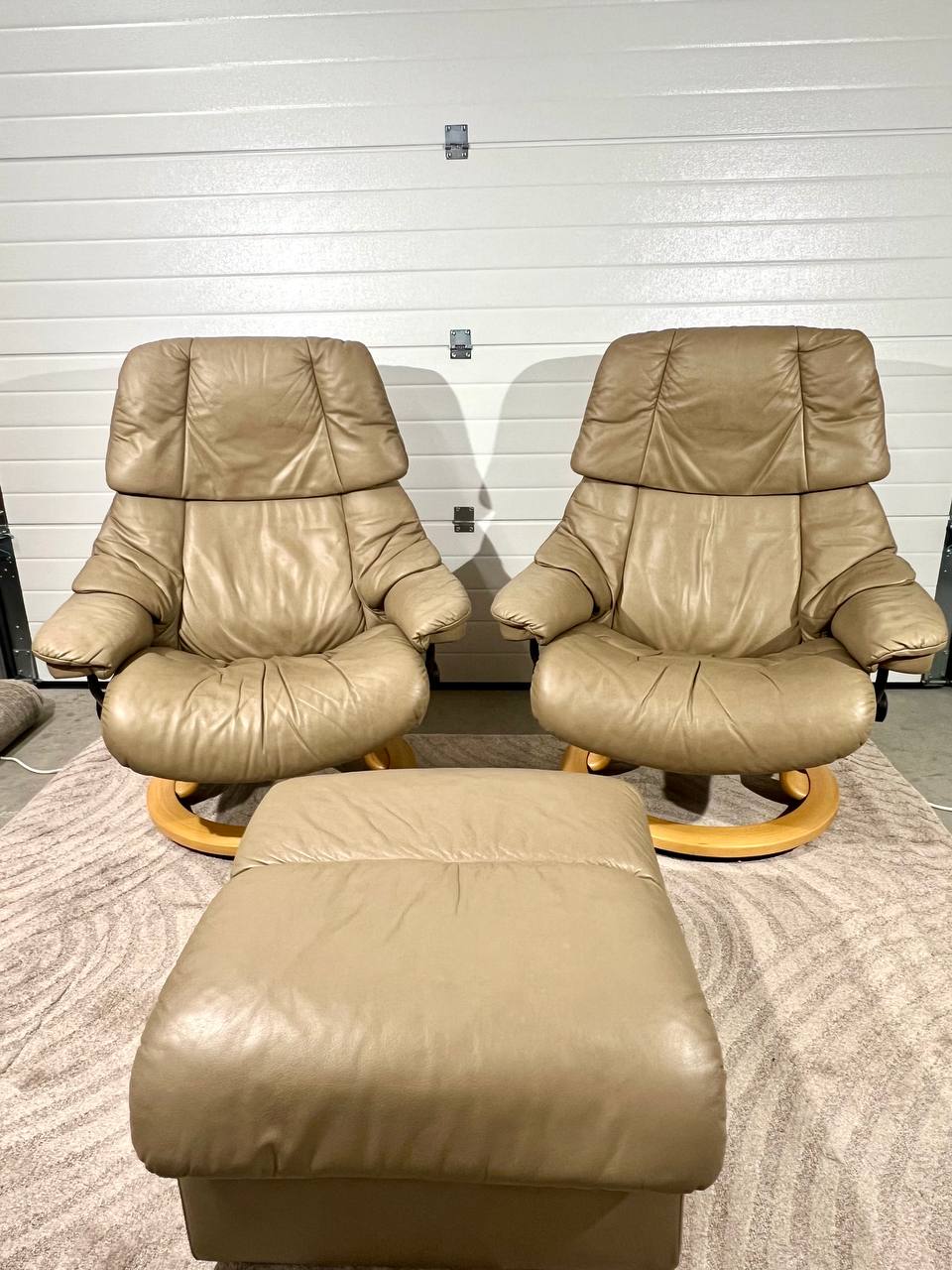 2stk Stressless Reno (L) med en fotskammel og en puff