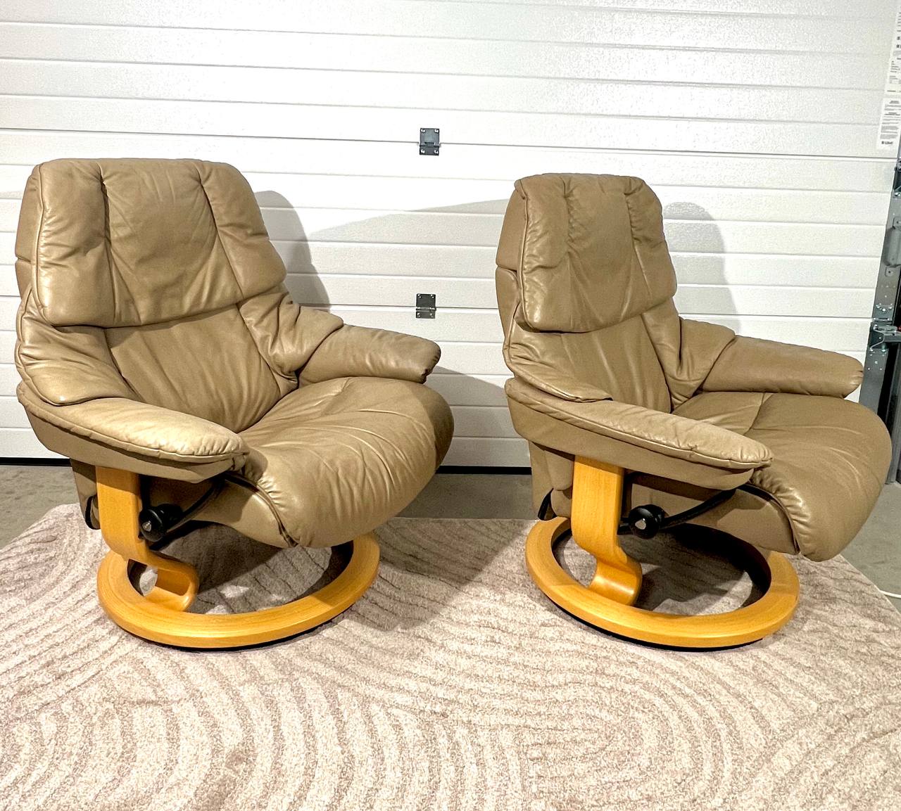 2stk Stressless Reno (L) med en fotskammel og en puff