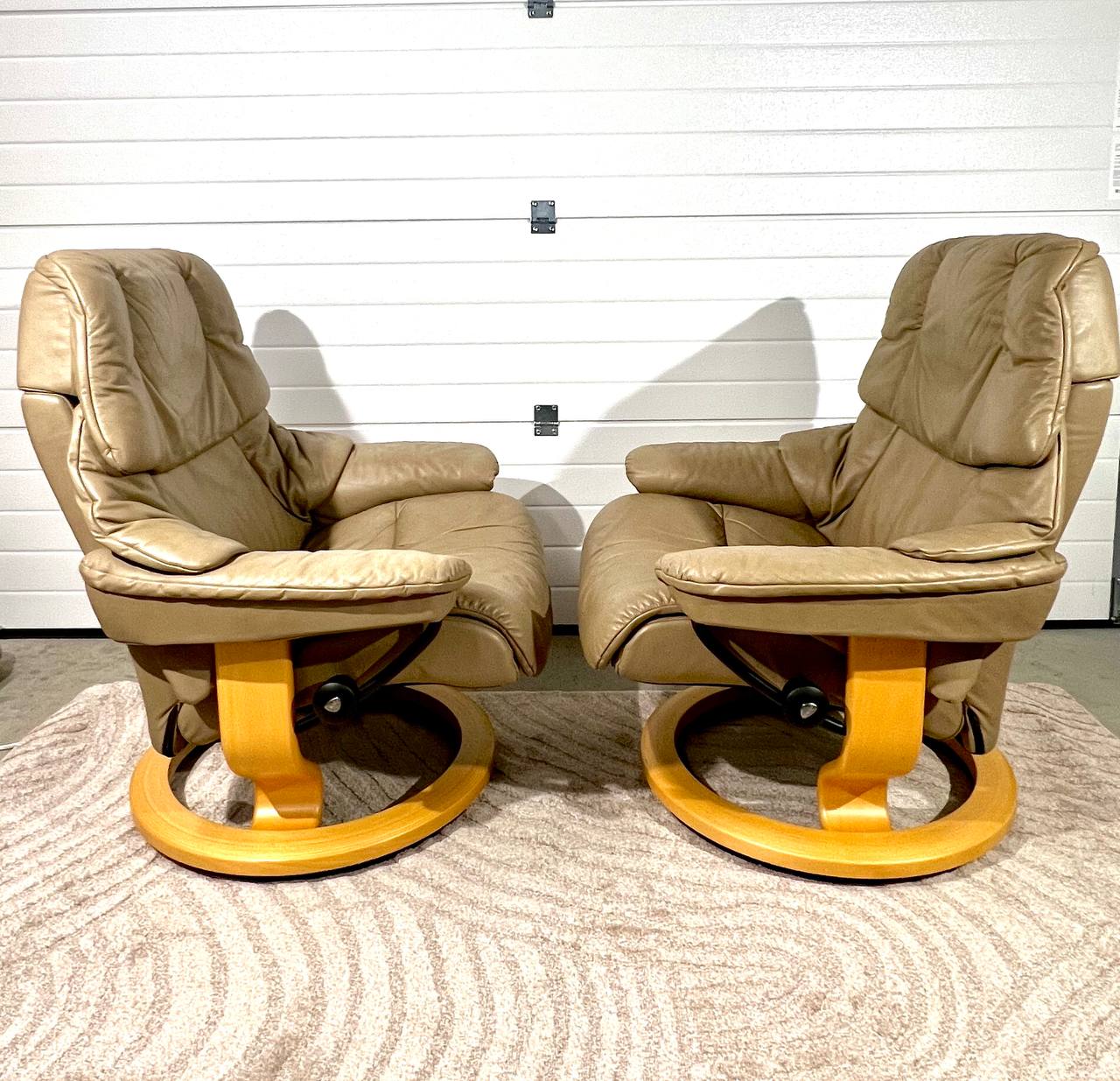 2stk Stressless Reno (L) med en fotskammel og en puff