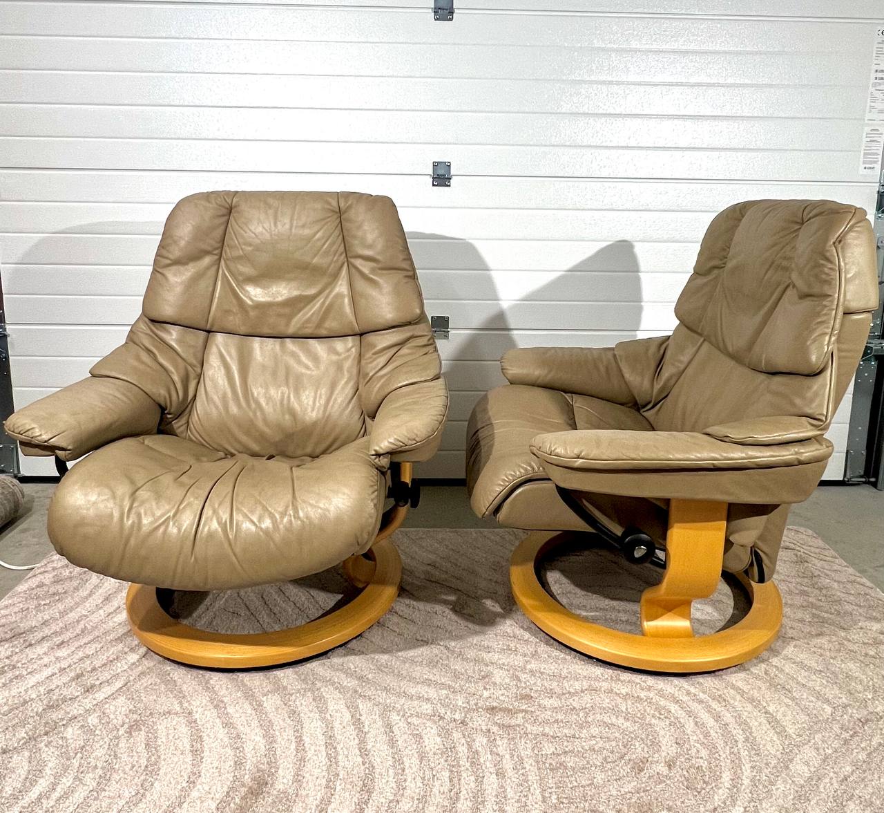 2stk Stressless Reno (L) med en fotskammel og en puff