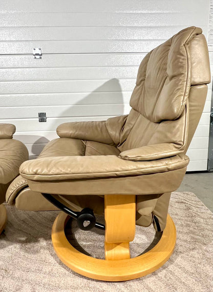 2stk Stressless Reno (L) med en fotskammel og en puff