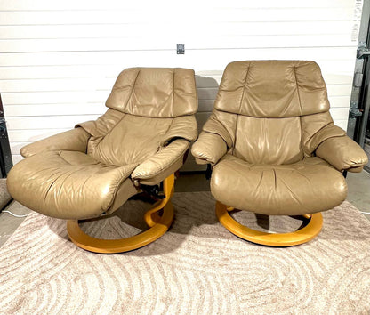 2stk Stressless Reno (L) med en fotskammel og en puff