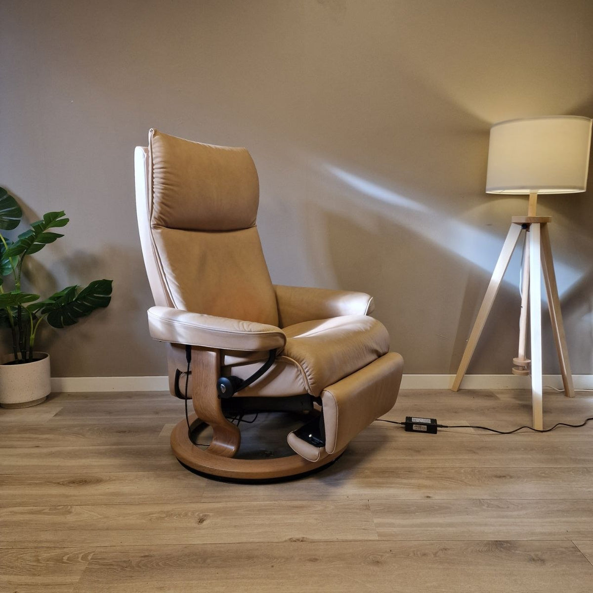 Brukt Stressless Aura Power lenestol (M) i beige skinn - skråvisning