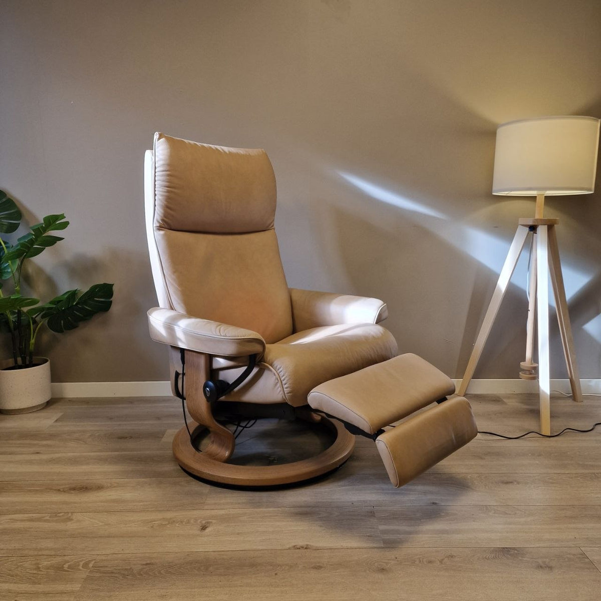 Brukt Stressless Aura Power lenestol (M) i beige skinn - helvisning