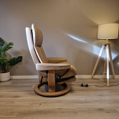 Brukt Stressless Aura Power lenestol (M) i beige skinn - sidevisning