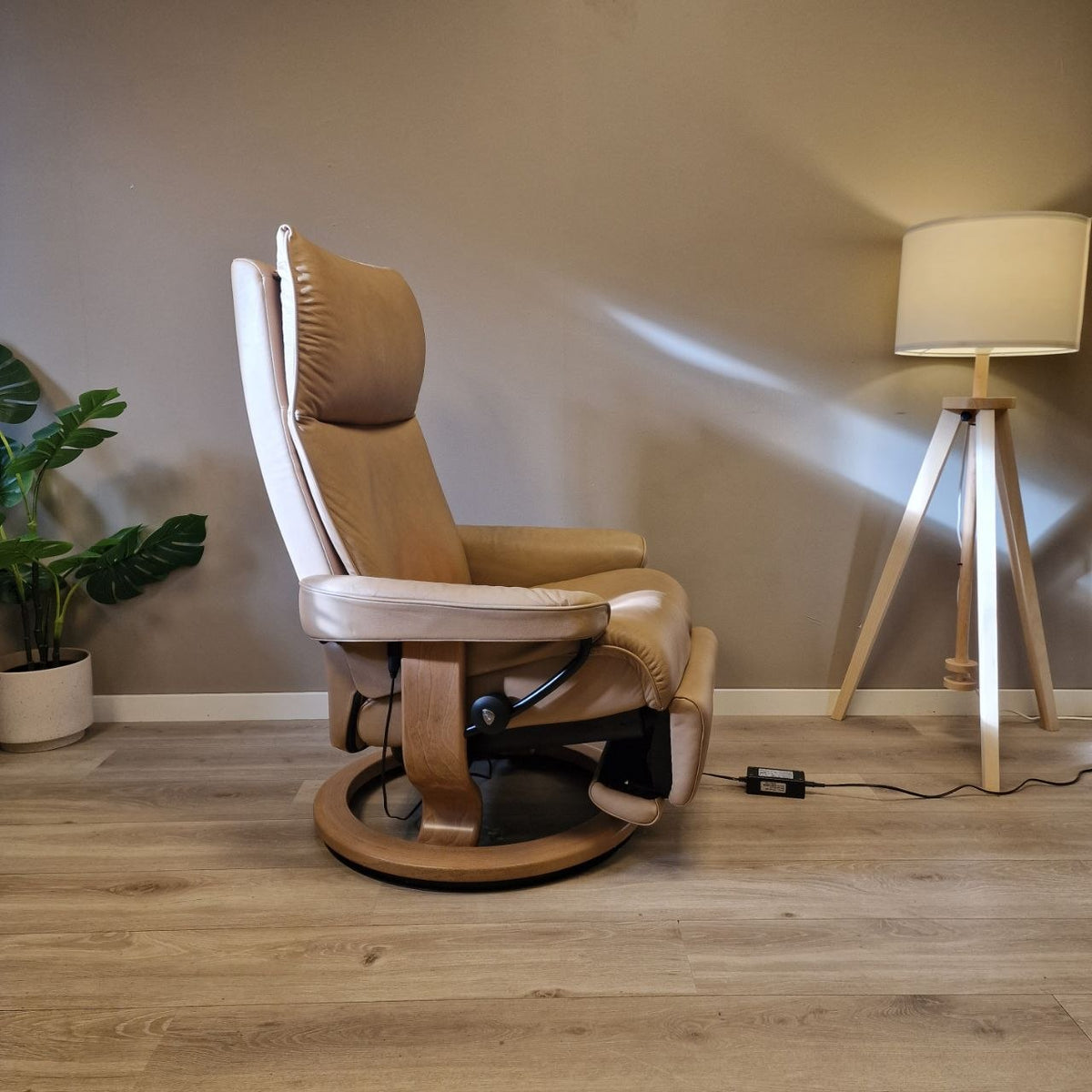 Brukt Stressless Aura Power lenestol (M) i beige skinn - helvisning