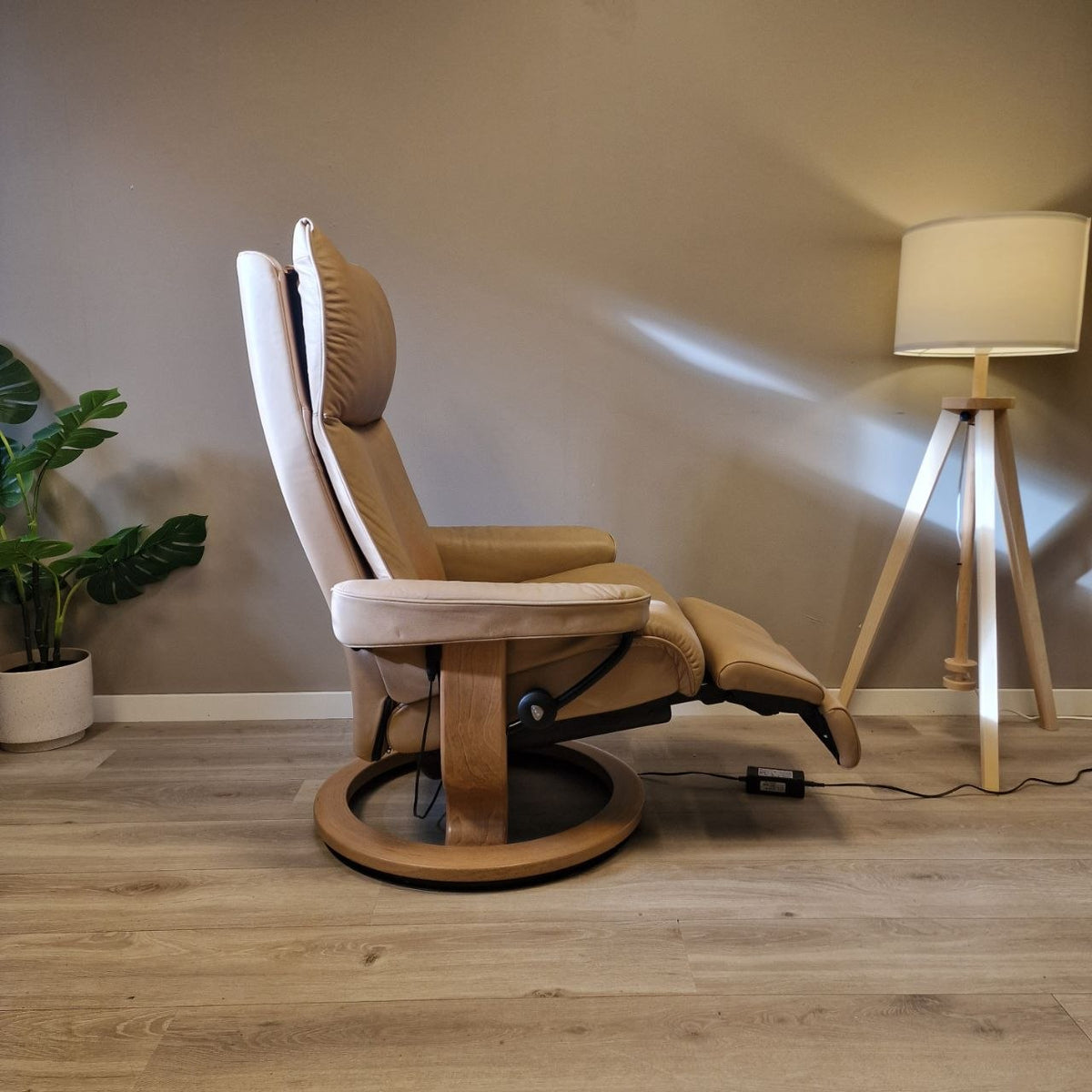 Brukt Stressless Aura Power lenestol (M) i beige skinn - helvisning