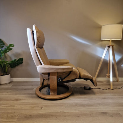 Brukt Stressless Aura Power lenestol (M) i beige skinn - helvisning