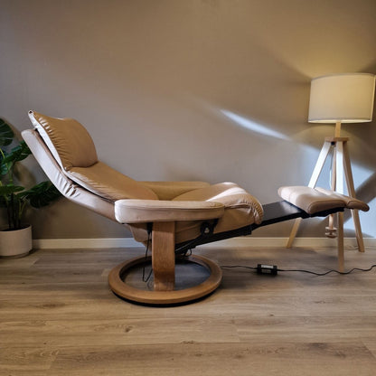 Brukt Stressless Aura Power lenestol (M) i beige skinn - helvisning