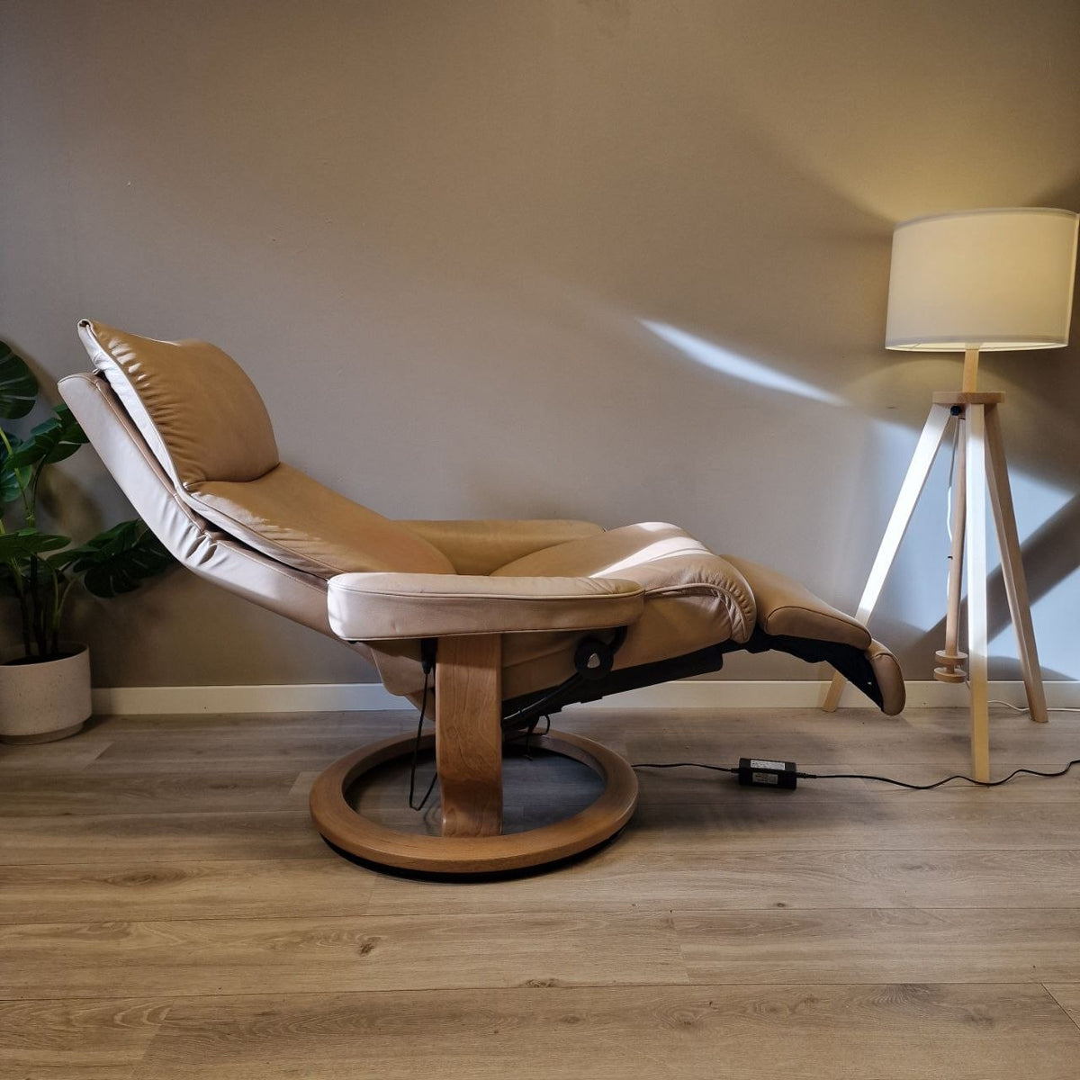 Brukt Stressless Aura Power lenestol (M) i beige skinn - helvisning