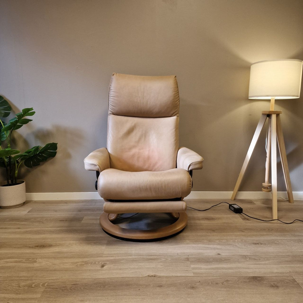 Brukt Stressless Aura Power lenestol (M) i beige skinn - frontvisning
