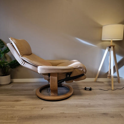 Brukt Stressless Aura Power lenestol (M) i beige skinn - helvisning