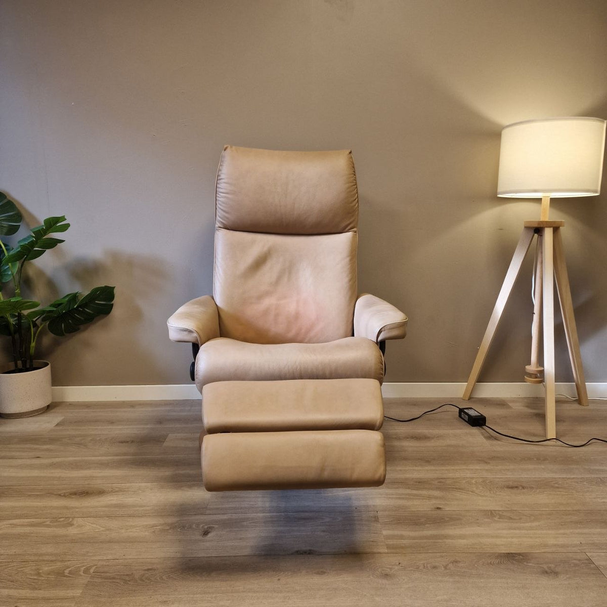 Brukt Stressless Aura Power lenestol (M) i beige skinn - helvisning