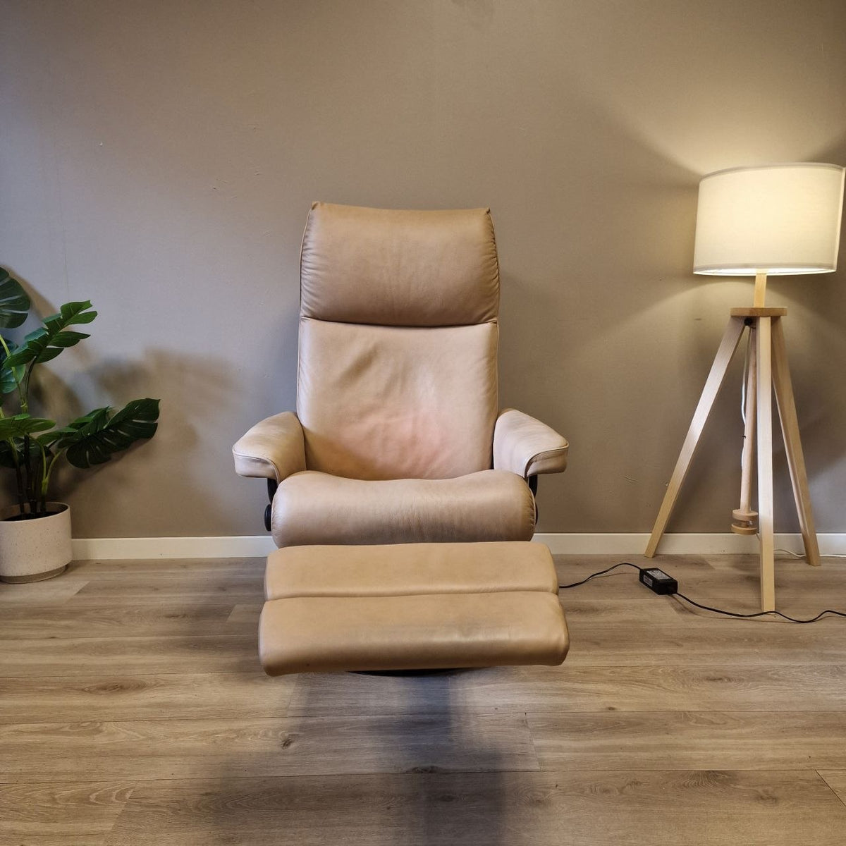 Brukt Stressless Aura Power lenestol (M) i beige skinn - helvisning