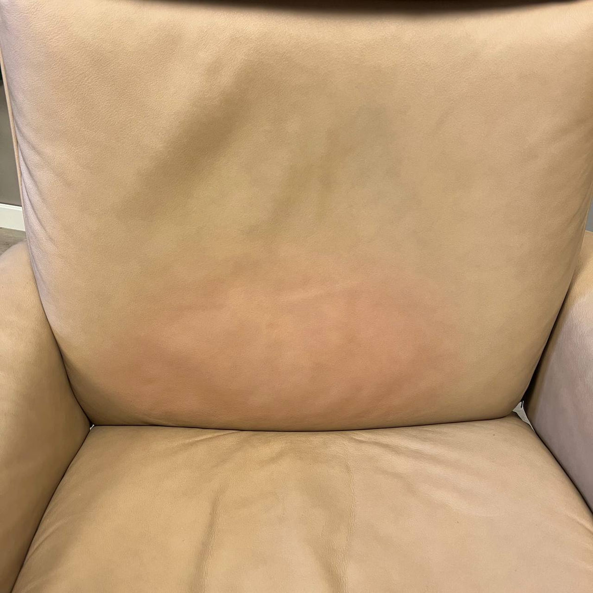 Brukt Stressless Aura Power lenestol (M) i beige skinn - flekk på ryggen