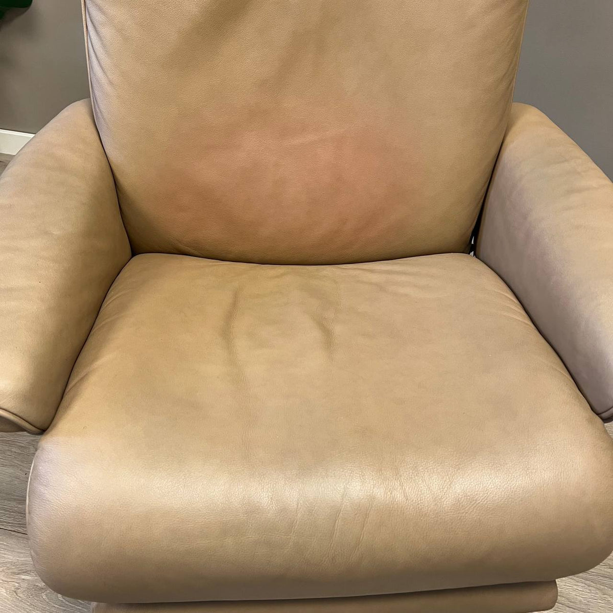 Brukt Stressless Aura Power lenestol (M) i beige skinn - nærbilde