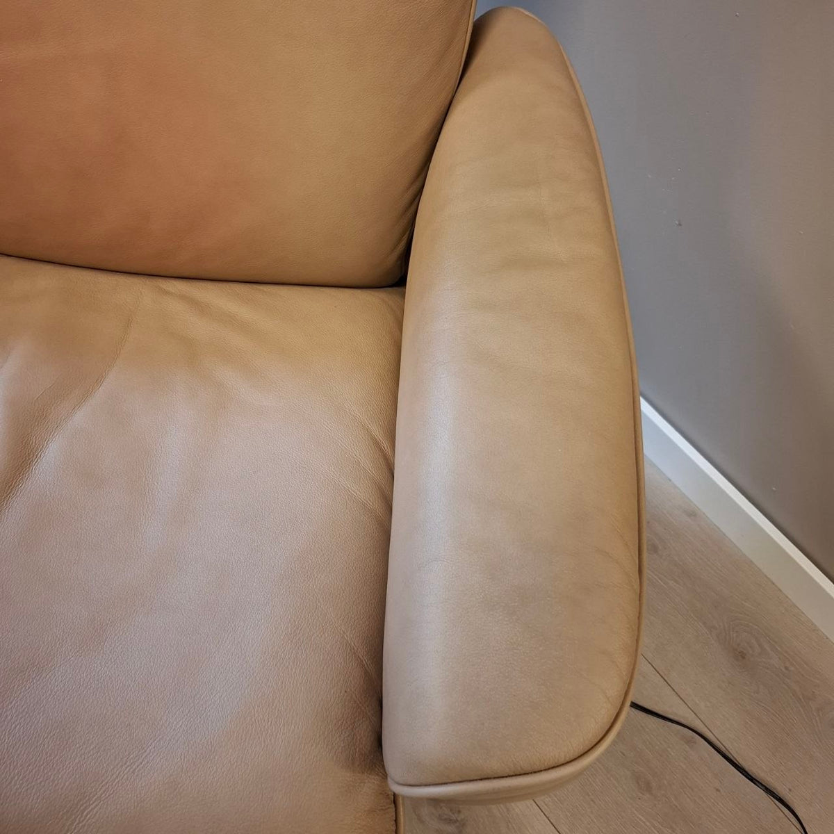 Brukt Stressless Aura Power lenestol (M) i beige skinn - detaljbilde skinn