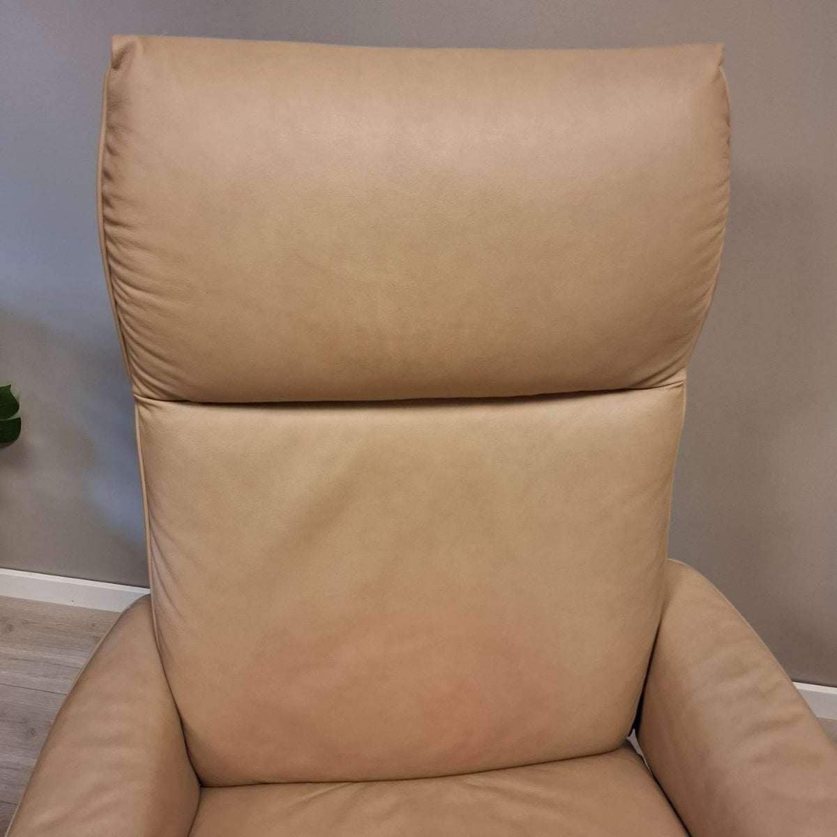 Brukt Stressless Aura Power lenestol (M) i beige skinn - detaljbilde skinn