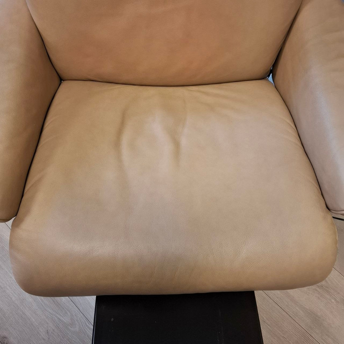Brukt Stressless Aura Power lenestol (M) i beige skinn - detaljbilde skinn