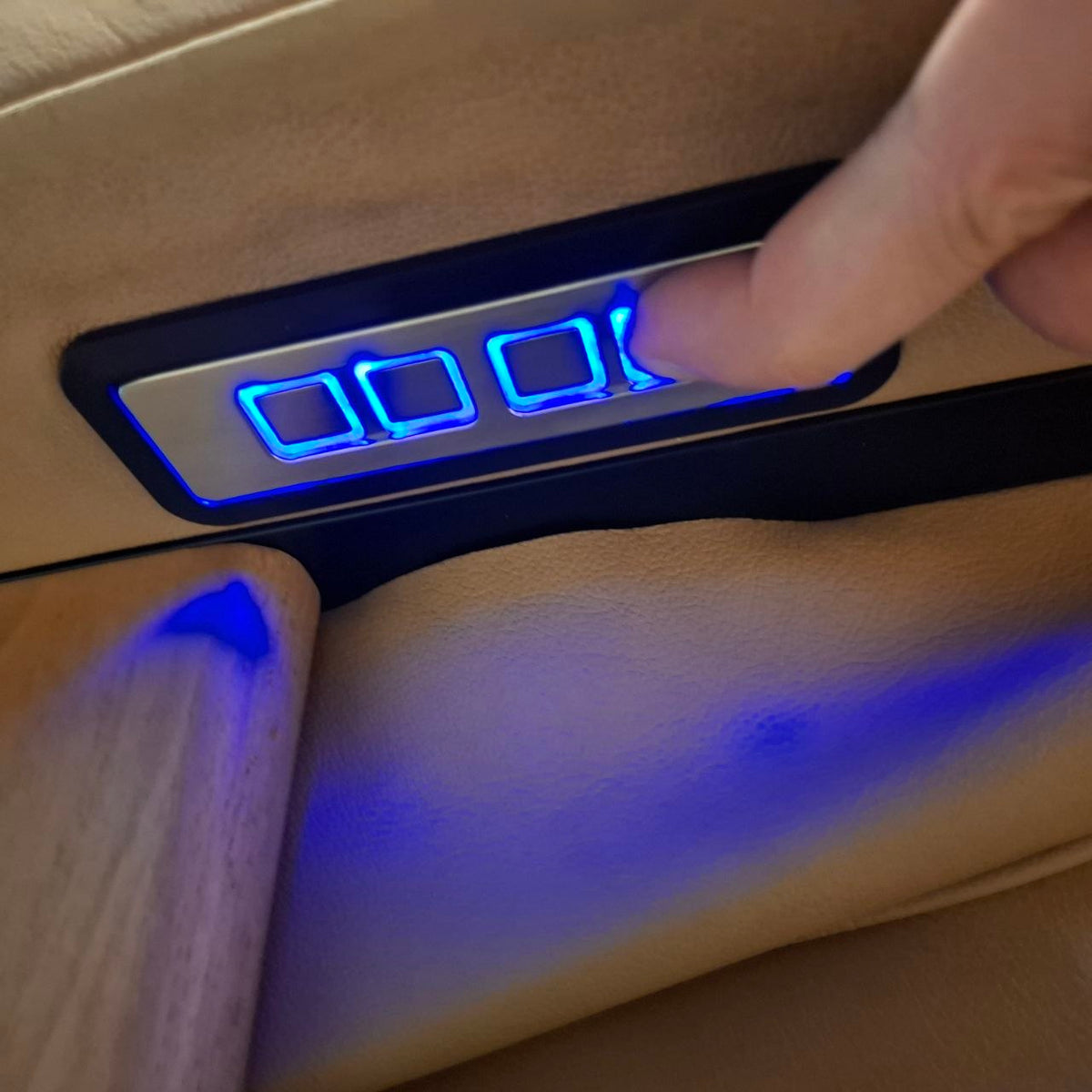 Brukt Stressless Aura Power lenestol (M) i beige skinn - nærbilde