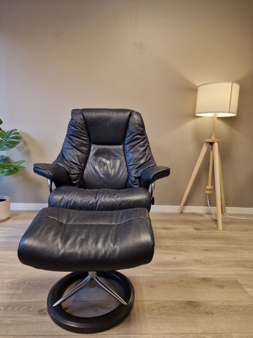 Brukt Stressless Live (L) lenestol m/krakk i svart - detaljbilde understell